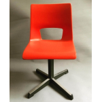 Vintage knalrood Eromes schoolstoeltje, zithoogte 32 cm.